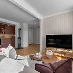 Stylish City Apartment With Mountain View